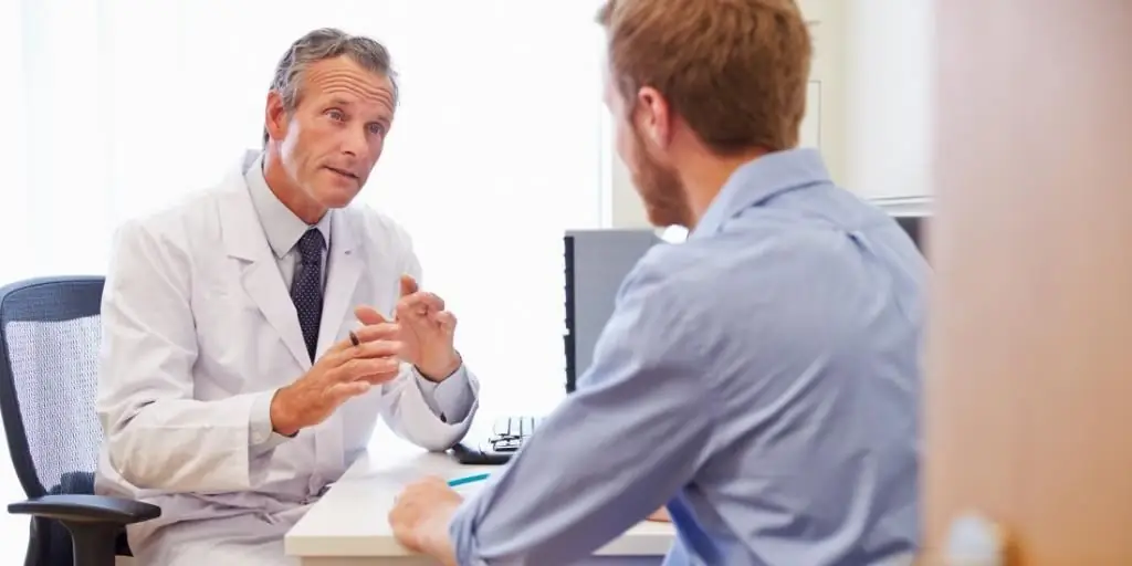 Hombre en el consultorio del médico