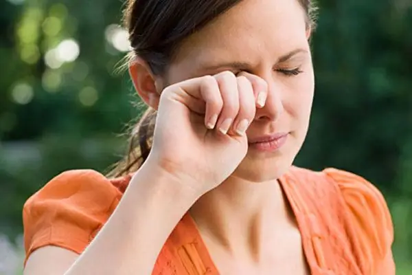 La ragazza si strofina gli occhi