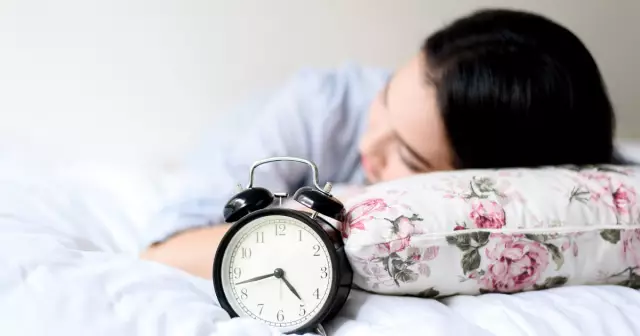 What time to go to bed to wake up refreshed and well-rested? How to learn to go to bed on time?