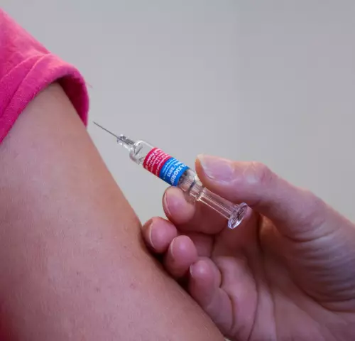 Vaccination against diphtheria for adults: contraindications and complications