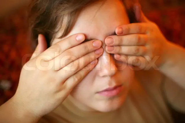 How to put lenses on your eyes with one or two hands